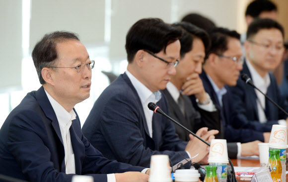 백운규 산업통상자원부 장관이 6일 서울 한국기술센터 회의실에서 ‘미-중 무역분쟁 관련 실물경제 점검회의’를 주재하고 있다. 산업부 제공