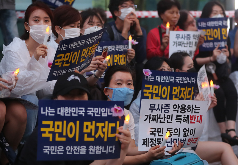 지난달 30일 오후 '불법난민신청자외국인대책국민연대' 회원들이 서울 종로구 동화면세점 앞에서 난민법과 무비자 제도 폐지를 주장하는 집회를 열고 있다.  신소영 기자 viator@hani.co.kr