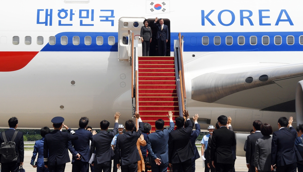 문재인 대통령과 부인 김정숙 여사가 8일 서울공항에서 인도·싱가포르 순방을 위해 전용기에 올라 환송객들에게 손을 흔들며 인사하고 있다. 청와대사진기자단