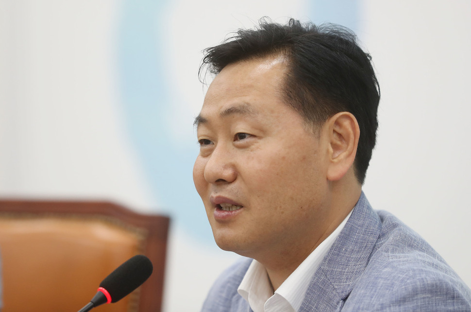 김관영 바른미래당 원내대표가 8일 오전 국회에서 기자간담회를 하고 있다. 신소영 기자 viator@hani.co.kr