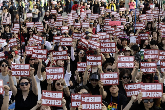 ‘모두를 위한 탁태죄 폐지 공동행동’을 비롯한 71개 단체가 7일 오후 서울 종로구 광화문광장에서 낙태죄 위헌 판결과 낙태죄 폐지를 촉구하는 전국총집중집회를 하고 있다. 이들은 “낙태(임신중지)를 형법으로 처벌하고, 임신중지를 선택한 여성을 범죄자로 낙인찍으면서, 한 사회의 재산에 대한 책임을 여성에게 오롯이 전가해 왔던 시대를 이제는 끝내야 한다.”고 말했다. 김명진 기자 littleprince@hani.co.kr