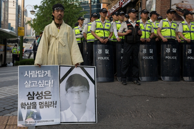 지난 2014년 6월 삼성전자서비스 노조가 삼성전자 서초사옥 앞에서 농성을 벌이고 있다. 박승화 기자eyeshoot@hani.co.kr