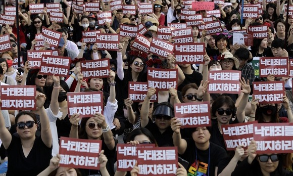 “촛불은 혁명이고 혜화역시위는 원한이냐” 6만 여성 외침