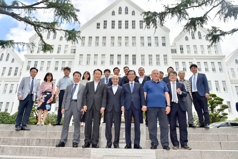 국제수영연맹(FINA) 훌리오 마글리오네 회장, 코넬 마르쿨레크스 사무총장, 조이 주버 하이다이빙기술위원, 2019광주세계수영선수권대회 조직위원회 조영택 사무총장 등은 지난 7일 내년 대회 때 하이다이빙 경기가 열리는 조선대(총장 강동완)를 방문했다. 조선대 제공
