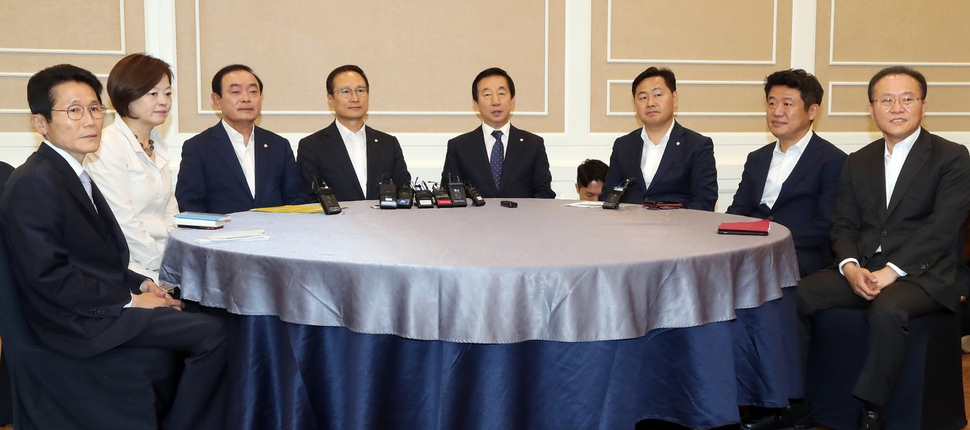 국회 교섭단체 원내대표와 수석부대표들이 9일 국회에서 20대 국회 하반기 원구성 협상을 위한 회동을 하고 있다. 왼쪽 셋째부터 평화와 정의의 의원모임 장병완, 더불어민주당 홍영표, 자유한국당 김성태, 바른미래당 김관영 원내대표. 김경호 선임기자 jijae@hani.co.kr