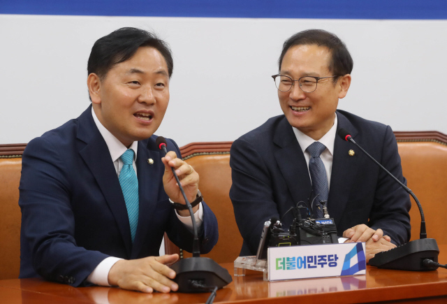지난달 26일 김관영 바른미래당 원내대표가 홍영표 더불어민주당 원내대표를 예방한 뒤 마이크를 잡고 발언하고 있다. 신소영 기자