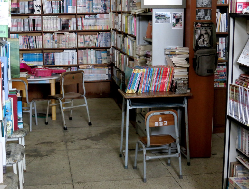 도서관으로 변한 교실. 초등학교 때 사용하던 책상과 의자를 그대로 열람실 사무용품으로 쓰고 있다.