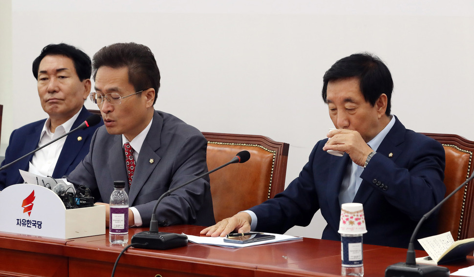 김성태 자유한국당 대표 권한대행이 27일 오전 국회에서 열린 원내대책회의에서 물을 마시고 있다. 맨 왼쪽 안상수 비대위 준비위원장. 김경호 선임기자 jijae@hani.co.kr