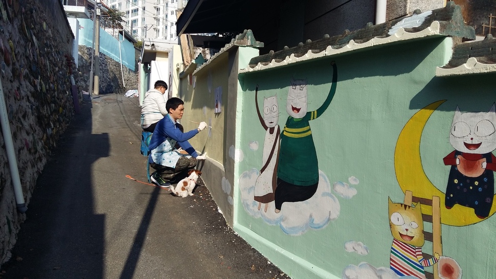 효자마을 주민들이 길고양이에 대한 인식 개선을 위해 마을 곳곳에 고양이를 주제로 한 벽화와 조형물 등을 설치했다. 효자1동사무소 제공