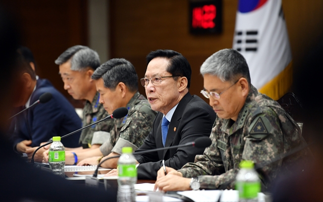 송영무 국방부 장관이 7월4일 긴급 공직기강 점검회의에서 발언하고 있다.  연합뉴스