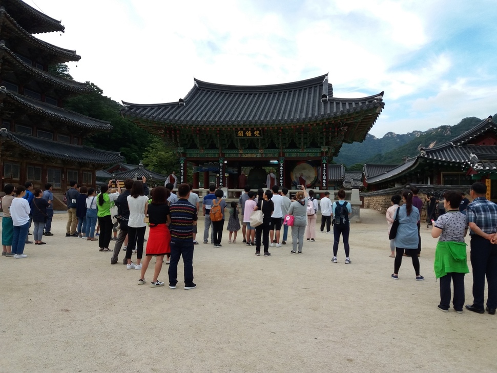 법주사를 찾은 시민들이 범종각, 팔상전 등 법주사 곳곳의 문화재를 둘러보고 있다. 보은군 제공