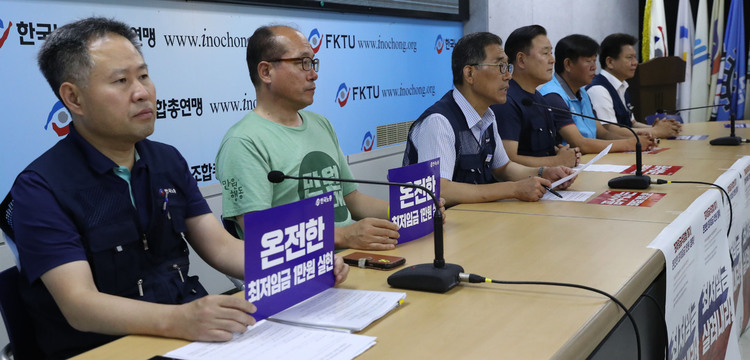 김주영 한국노총 위원장(가운데)과 최저임금위원회 노동자위원들이 11일 오전 서울 여의도 한국노총 대회의실에서 ‘최저임금 1만원 즉각실현을 위한 긴급기자회견’을 열고 민주노총의 복귀를 촉구하고 있다. 박종식 기자 anaki@hani.co.kr