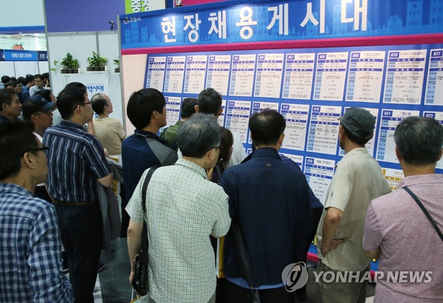 10일 오후 고양꽃전시관에서 열린 ‘2018 중장년 일자리 박람회’에서 구직자들이 채용게시대를 살펴보고 있다.
