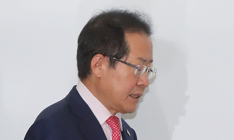 홍준표 “당 복귀? 기자 여러분들이 정해달라…추석 전 귀국”