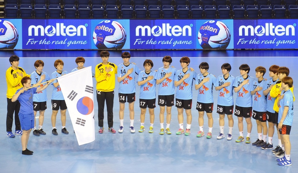 20살 이하 한국 여자핸드볼 대표팀이 12일(한국시각) 헝가리 데브레첸에서 열린 제21회 세계여자주니어선수권대회 덴마크와의 8강전에서 24-16로 이겨 4강에 진출했다. 사진은 국민의례를 하고 있는 선수단. 대한핸드볼협회 제공