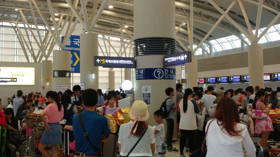 관광객으로 붐비는 제주국제공항