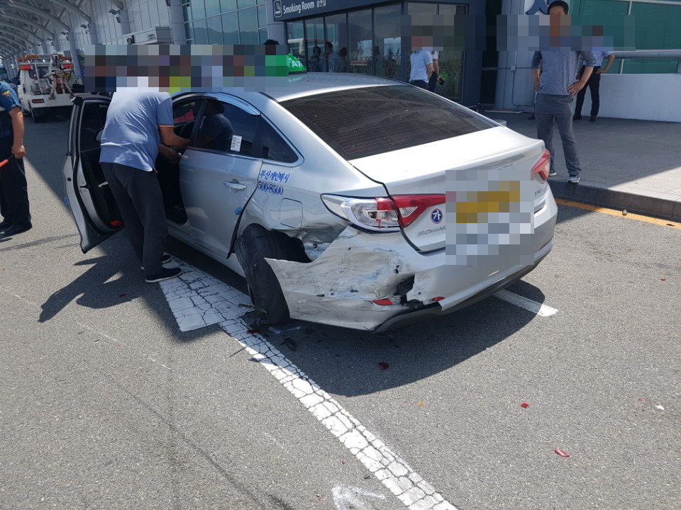 부산 김해공항 사고 피해 차량 모습. 부산경찰청 제공