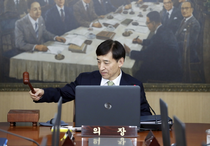 12일 한국은행 금융통화위원회가 기준금리를 현 1.5%를 유지하기로 결정했다. 지난해 11월 이후 8개월째 동결이다. 이날 회의를 주재한 이주열 의장(한국은행 총재). 사진 한국은행 제공