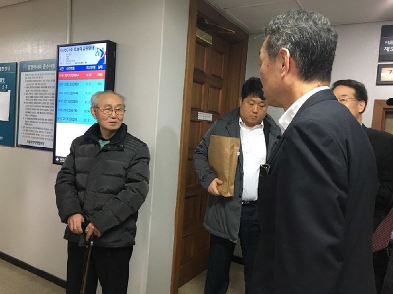 간첩 조작의 당사자였던 전직 보안사 수사관 고병천(왼쪽)씨가 피해자인 윤정헌씨를 지난 3월15일 서울지방법원 501호 법정 앞에서 만났다. 하지만 그는 “오늘 법정에서 사과하려고 했다”고만 했을 뿐 윤씨에게 직접 사과하지는 않았다. <프레시안> 제공