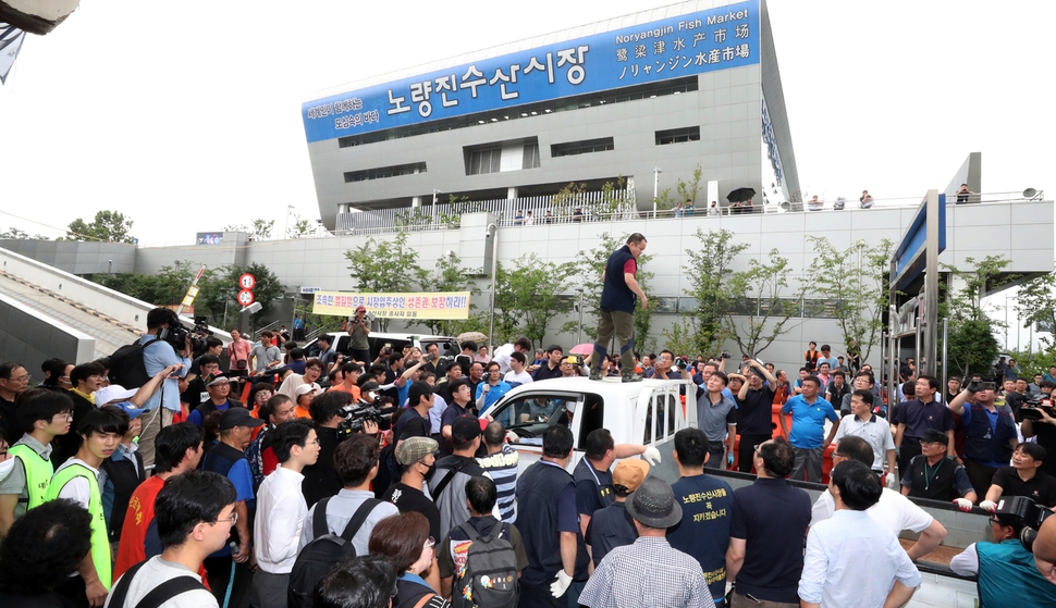 12일 오전 명도소송강제집행이 실시된 서울 동작구 노량진수산시장에서 명도집행원과 구시장 상인 등이 충돌하고 있다. 김경호 선임기자 jijae@hani.co.kr