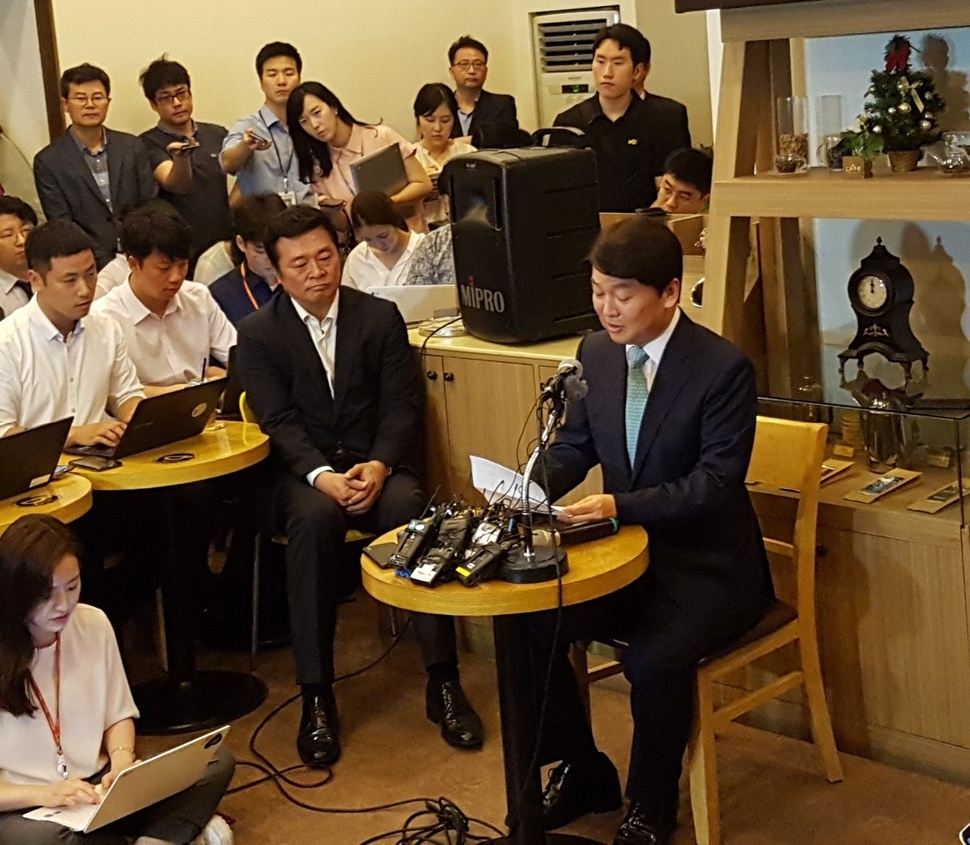 서울 여의도의 한 카페에서 기자간담회를 하고 있는 안철수 전 국민의당 대표. 송경화 기자