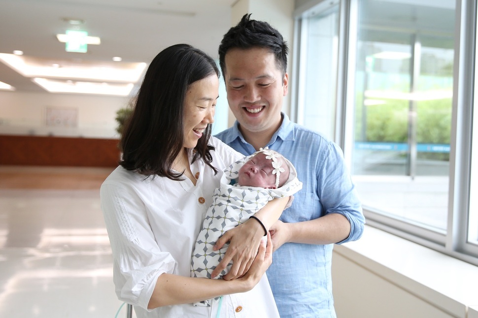 지난 1월 말 몸무게 302g으로 국내 최소미숙아로 태어난 이사랑 양이 무사히 치료를 마치고 12일 아버지 이충구, 어머니 이인선씨의 품에 안겨 3㎏ 몸무게로퇴원하고 있다. 서울아산병원 제공
