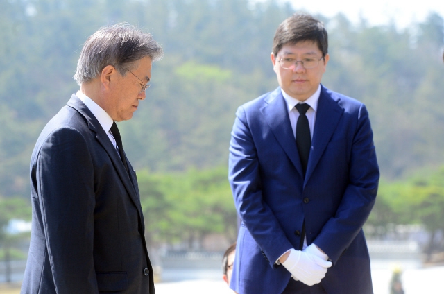 2016년 4월8일 광주 국립 518묘지를 찾은 문재인 대통령(왼쪽, 당시 더불어민주당 전 대표)과 김홍걸 민화협 대표상임의장(당시 더불어민주당 국민통합위원장). 사진공동취재단