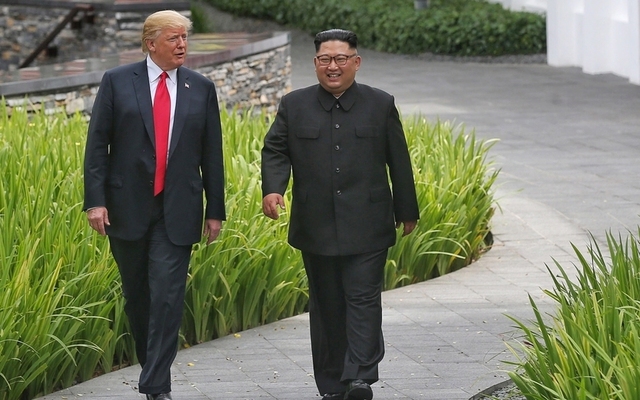 6·12 싱가포르 정상회담 중 산책하는 김정은 국무위원장과 도널드 트럼프 대통령.