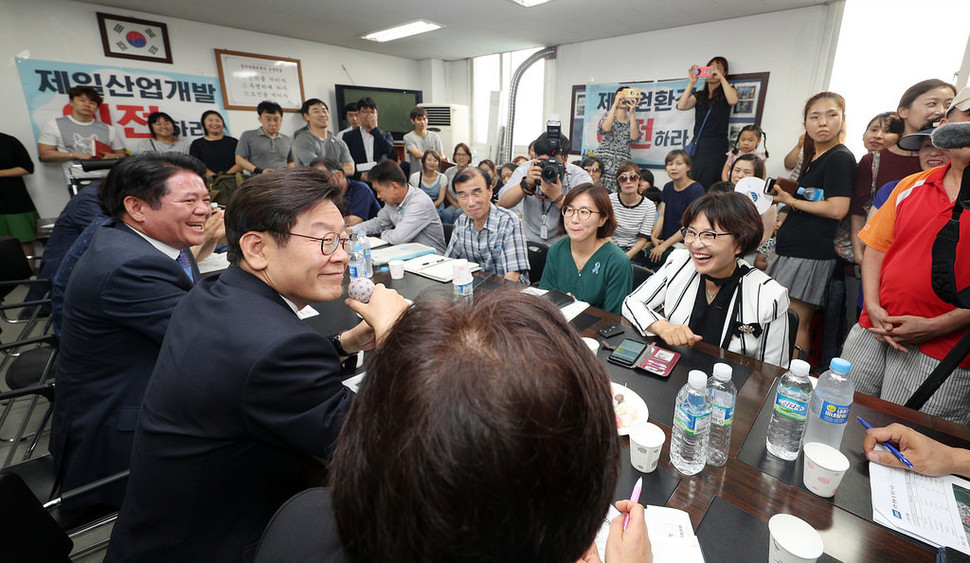 3일 오후 이재명 경기도지사가 안양시 만안구 아파트 단지를 방문해 근처 아스콘 생산시 발생되는 악취로 인해 고통을 받고 있는 지역주민들 및 최대호 안양시장과 관련 간담회를 하고 있다. 경기도 제공