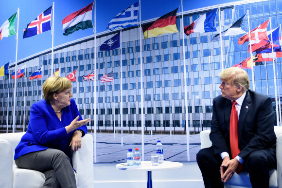   US President Donald Trump and German Chancellor Angela Merkel addressed reporters after a summit on Monday. BRUSSELS / AFP NEWS 