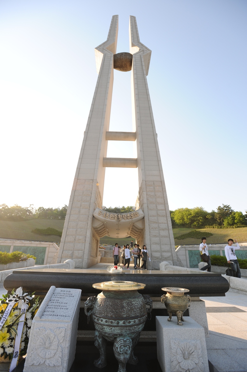 광주시가  518m 빛의타워 설립을 추진하면서 광주정신을 거대한 기념물로 건축하려는 움직임에 대한 비판의 목소리도 높아지고 있다. 사진은 국립5·18민주묘지 안에 우뚝 서 있는 40m 높이의 5·18민중항쟁 추모탑. 광주시 제공