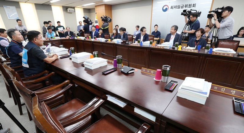 13일 오전 정부세종청사 최저임금위원회에서 사용자위원들과 민주노총 추천 노동자위원들이 불참한 채 14차 전원회의가 열리고 있다. 연합뉴스
