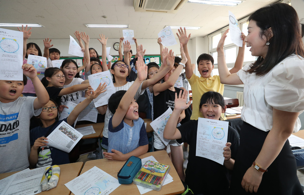 13일 오전 서울 마포 원효초등학교에서 방학을 맞은 5학년 학생들이 선생님과 하이파이브를 있다. 박종식 기자 anaki@hani.co.kr