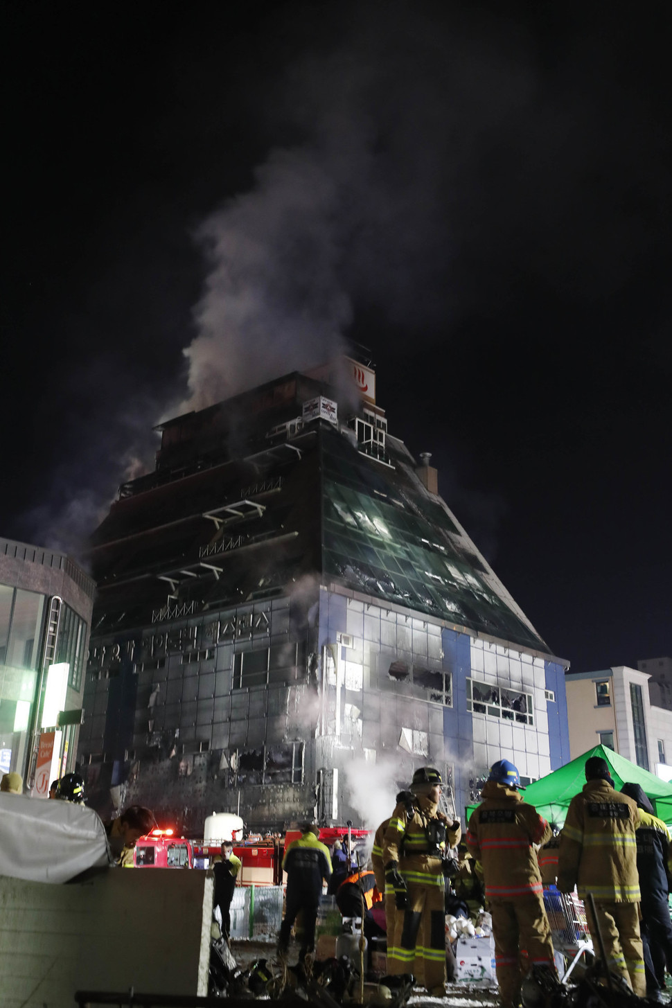 지난해 12월 21일 저녁 충북 제천시 하소동 화재 현장에서 소방대원들이 진화작업을 벌이고 있는 모습. 제천/이정아 기자 leej@hani.co.kr