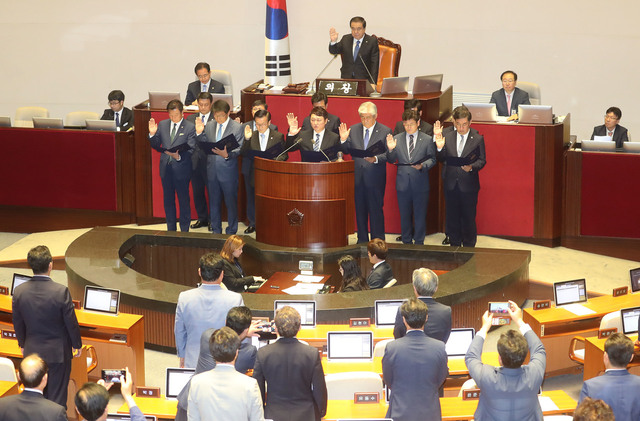6·13 재·보선에서 당선된 12명의 국회 의원이 13일 본회의에서 선서를 하고 있다. 국회는 이날 문희상 의원을 국회의장, 이주영·주승용 의원을 부의장으로 선출했다. 신소영 기자
