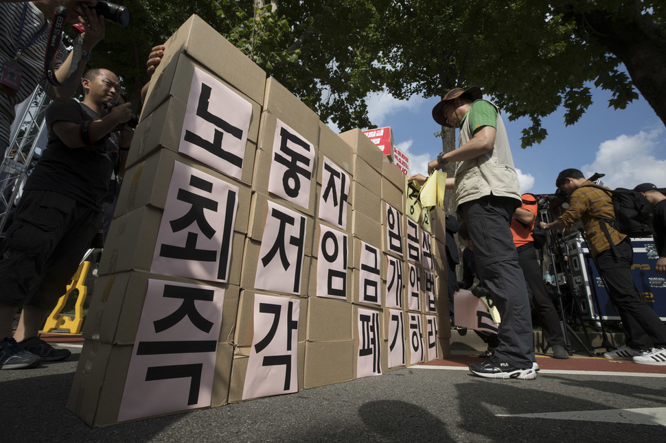 ‘최저임금 개악법 폐기 임금개악 저지 민주노총 결의대회’가 13일 오후 청와대 사랑채 건너편에서 열려, 대회장 옆으로 ‘최저임금 삭감법 폐기 서명’ 16만여명분이 담긴 상자 수십여개가 쌓여 있다. 김성광 기자