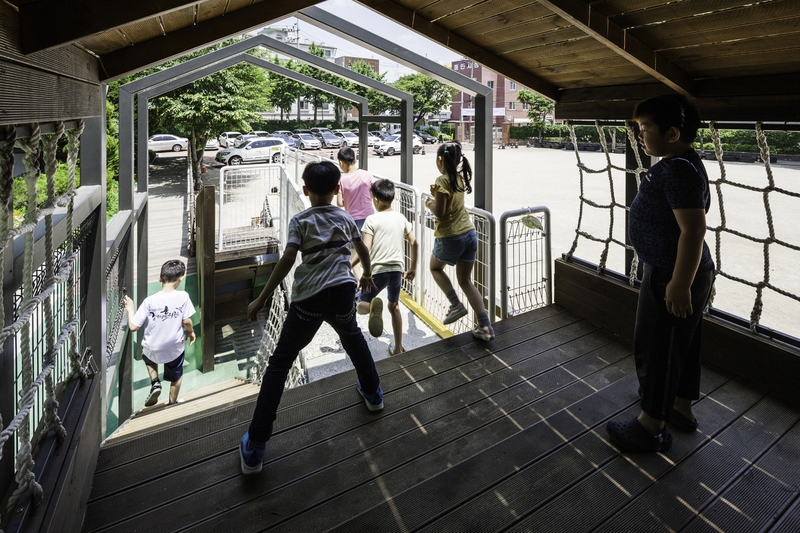 이유에스플러스 건축이 운동장 구령대를 이용해 설계한 동답초등학교 놀이터에서 아이들이 뛰놀고 있다. 진효숙 사진작가 제공