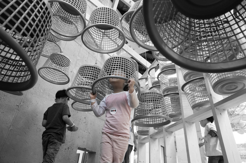 소다미술관에서 열린 기획전 ‘구름산책’에서 아이들이 바구니를 머리에 뒤집어쓰면서 놀고 있다. 이유에스플러스 건축 제공.