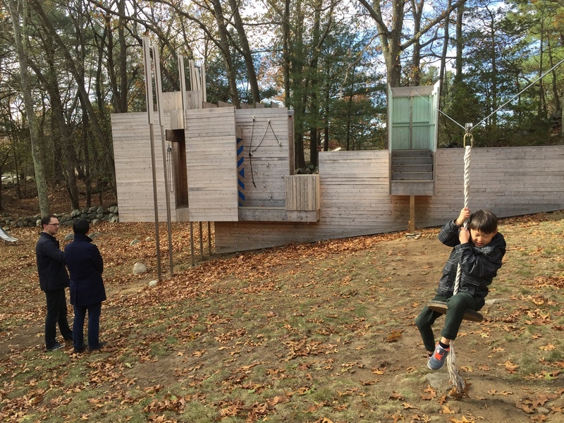 미국 보스턴 외곽에 있는 ‘파이브 필드 놀이 구조물’은 별다른 놀이 기구 없이 건축 요소로 재미를 느끼게 한다. 2016년 이 작품을 설계한 매터 디자인그룹은 이 작품으로 세계적 명성을 얻었다. 이유에스플러스 건축 제공