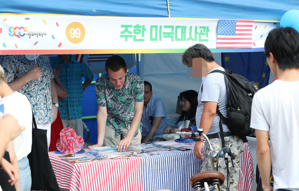   A US Embbady official in Seoul gives an advertising booth at the Seoul Queer Parade held in Seoul Plaza in the afternoon of the 14th to inform about the gender issue. and promote awareness. 
