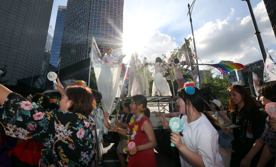   The participants in the 19th edition of Seoul Queer Parade leave Seoul Plaza in the afternoon of the 14. 