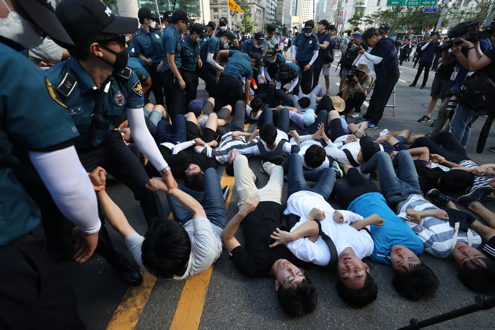   In the afternoon of the 14th, in front of the Seoul Queer Parade, a festival for badual minorities traveling to Jonggak in Seoul Plaza, the police protests when groups of citizens opposed the festival itself. deliver to a raging demonstration. Park Jong-sik 