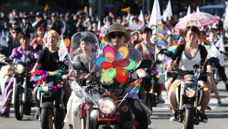   Participants at the 19th edition of the Seoul Queer Parade leave Seoul Plaza in the afternoon of the 14th. 
