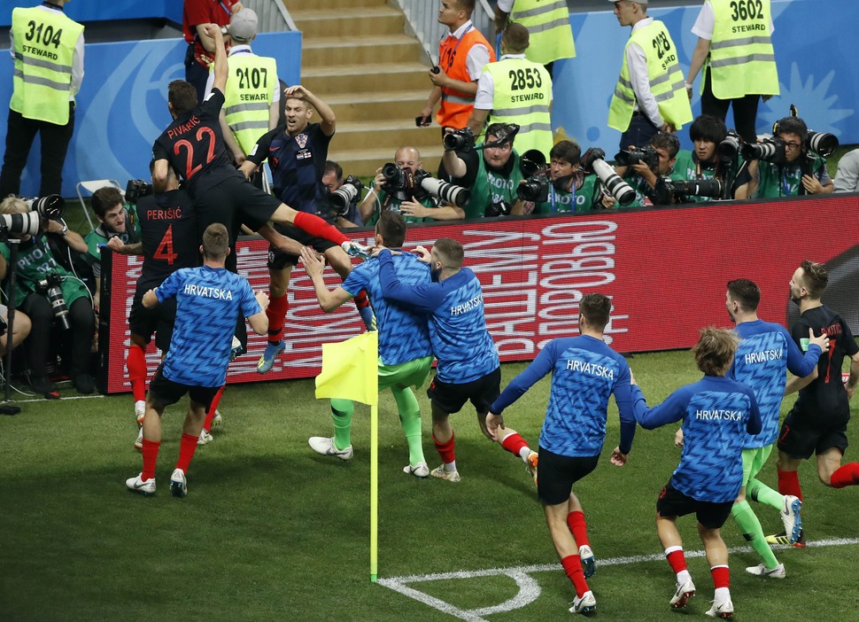   Mario Manducci and Croatian players defeated photojournalists after finishing their first World Cup final in Croatia and England in the semi-finals of the 2018 FIFA World Cup in Moscow at Rusutsu Stadium in Moscow. Moscow / AFP NEWS 