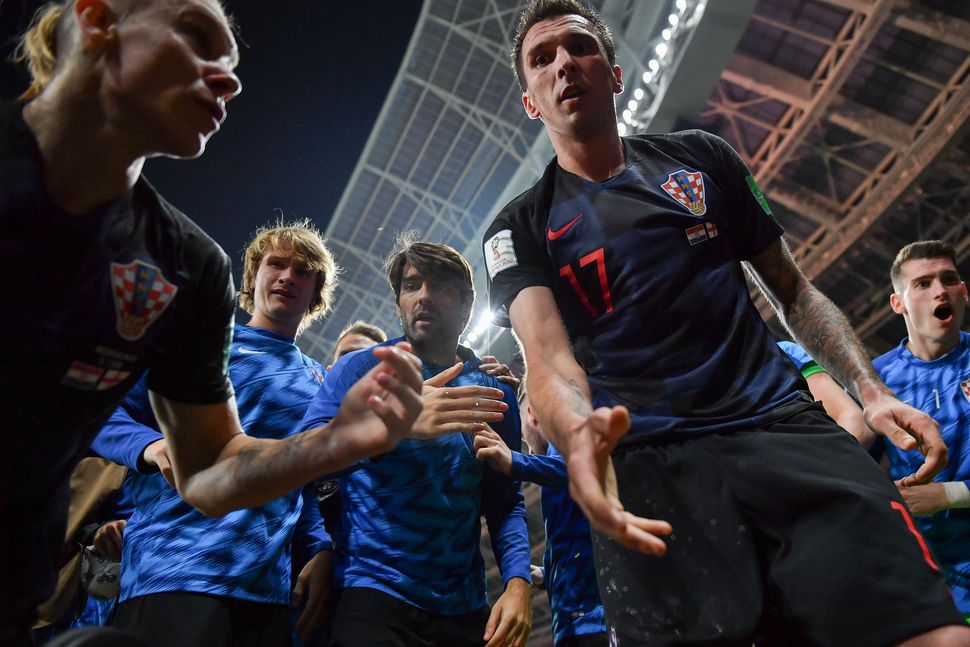   AFP photographer Yuri Cortes participates in the ceremony of Mario Manjukichi, who played in the finals of the World Cup in the semi-finals of Croatia and England in 2018 at the Rusutsu Stadium in Moscow, The photos covered under the human tower. The keen eye of the players is the highlight. Moscow, AFP 