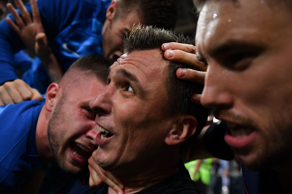   AFC photojournalist Yuri Cortes participates in the ceremony of Mario Manjukichi, who confirmed his first World Cup final in the semifinals of Croatia and England in 2018 at Rusutsu Stadium from Moscow. The photos covered under the human tower. The keen eye of the players is the highlight. Moscow, AFP 