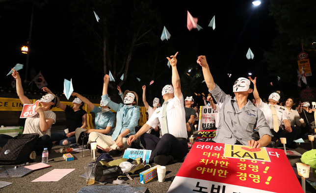 14일 저녁 청와대 인근에서 아시아나와 대한항공 직원들이 총수 및 경영진 규탄 문화제를 열고 종이비행기를 날리고 있다. 박종식 기자 anaki@hani.co.kr