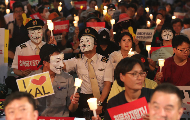 14일 저녁 청와대 인근에서 아시아나와 대한항공 직원들이 총수 및 경영진 규탄 문화제를 열고 촛불을 들어보이고 있다. 박종식 기자 anaki@hani.co.kr