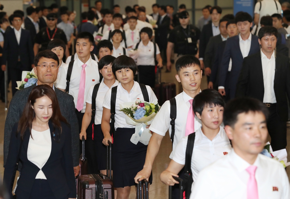 15일 오후 북한탁구대표단이 신한금융 코리아오픈 탁구대회에 참가하기 위해 인천공항을 통해 입국하고 있다. 인천공항/공동취재사진