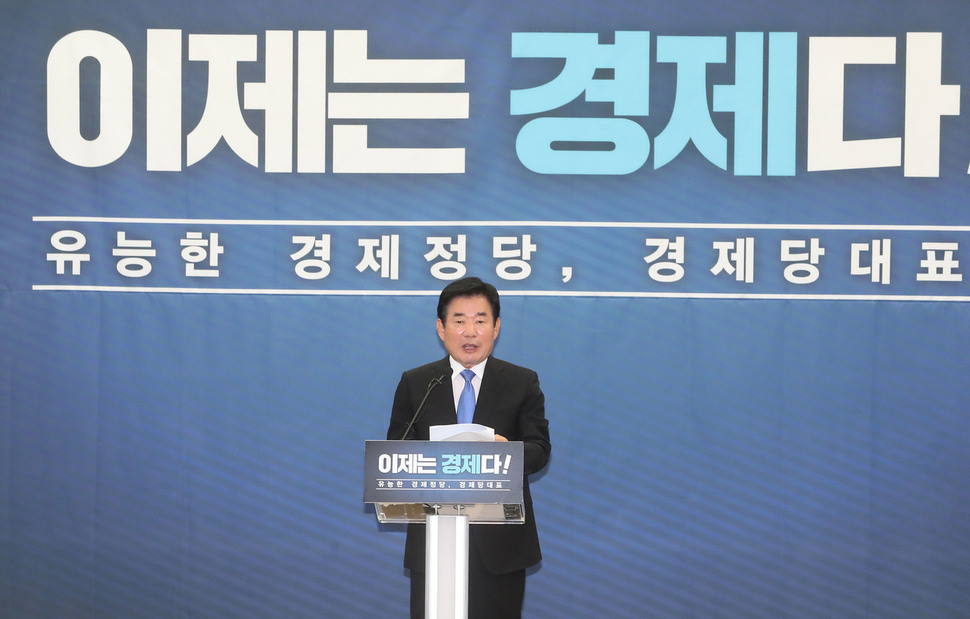 김진표 의원이 15일 국회 의원회관 소회의실에서 민주당 당대표 경선 출마 선언을 하고 있다. 신소영 기자 viator@hani.co.kr